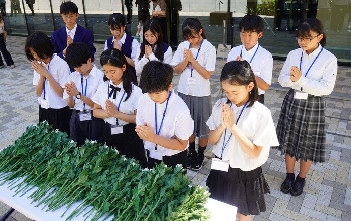 ピースメッセンジャーの平和祈念式での献花