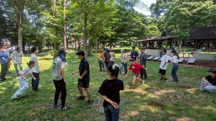 青少年地域リーダー講習会閉講式でみんなの力を合わせて新聞紙タワーを作成