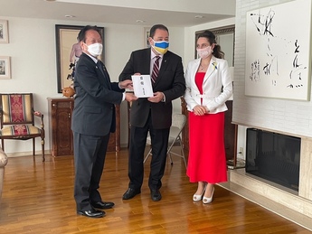 目録贈呈の様子