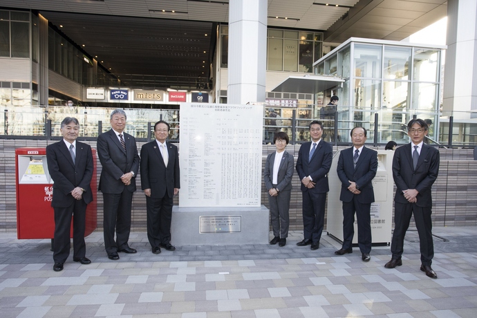 国分寺駅北口駅前広場に係るクラウドファンディング銘板の設置除幕式の写真