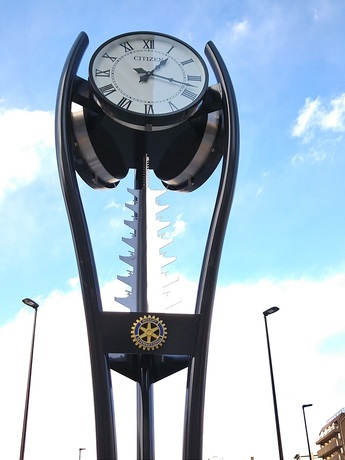 国分寺駅北口駅前広場、寄贈を受けた時計塔の写真