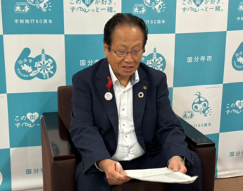 原稿を確認している様子