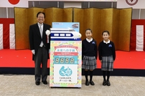 タイムカプセルの封入式の写真