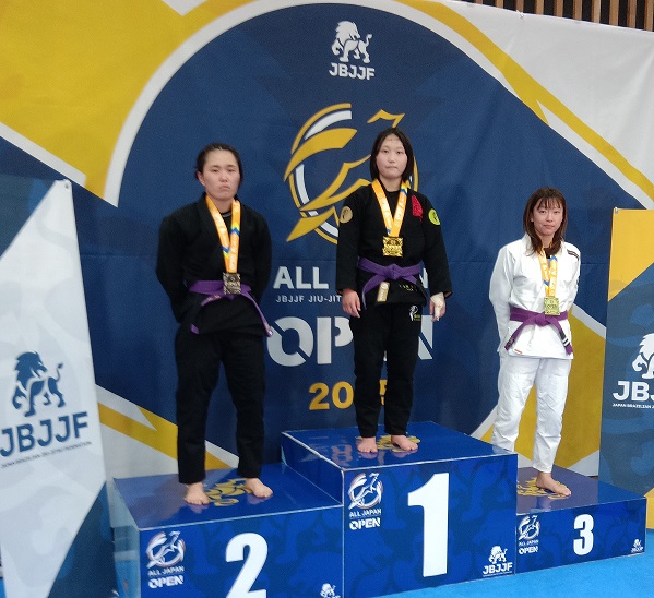 高本千代選手（中央）