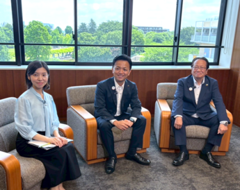 新旧市長とMCの集合写真