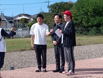 お笑い芸人キャベツ確認中と市長が撮影している様子