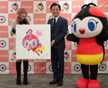 絵画を持つ吉田さんと市長、ホッチの集合写真