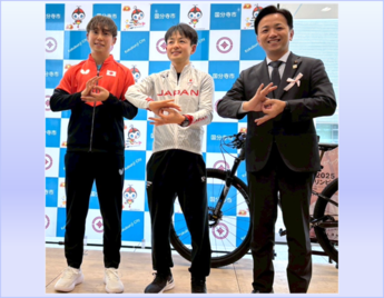 市長、亀澤選手、箭内選手の集合写真