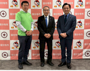 市長、金田村長、杉田さんの集合写真