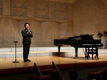 挨拶をしている様子