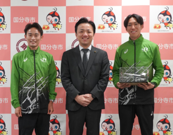 市長、竹井選手、松永選手の集合写真