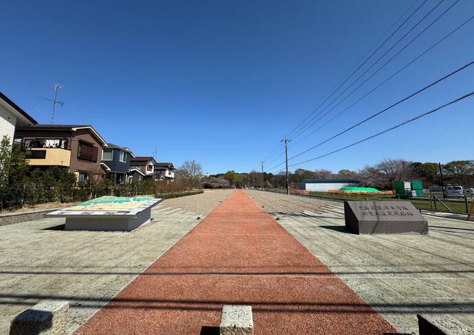　歴史公園のエントランス広場と参道
